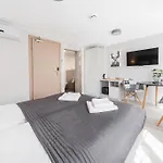 Six Suites, Old Town 아파트호텔 4*