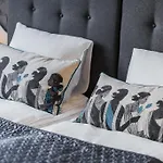 Six Suites, Old Town