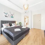 Six Suites, Old Town