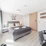 Six Suites, Old Town アパートホテル