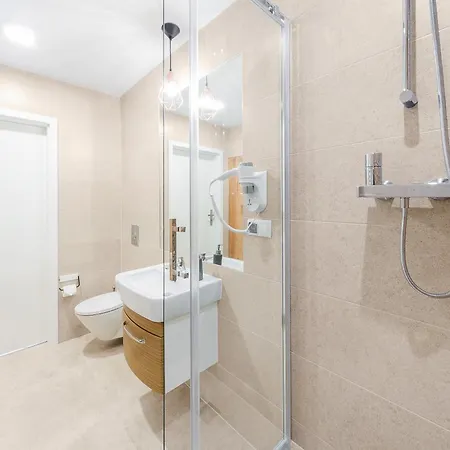 Six Suites, Old Town