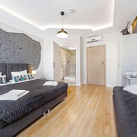 Six Suites, Old Town 4*