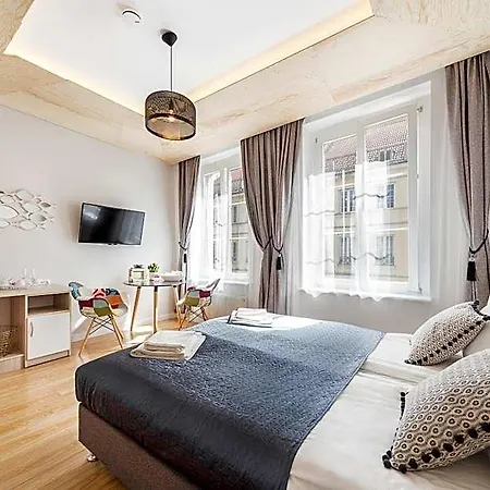 Six Suites, Old Town アパートホテル 4*