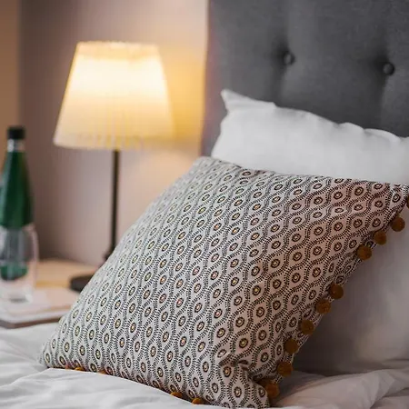 Six Suites, Old Town