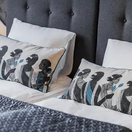 Six Suites, Old Town