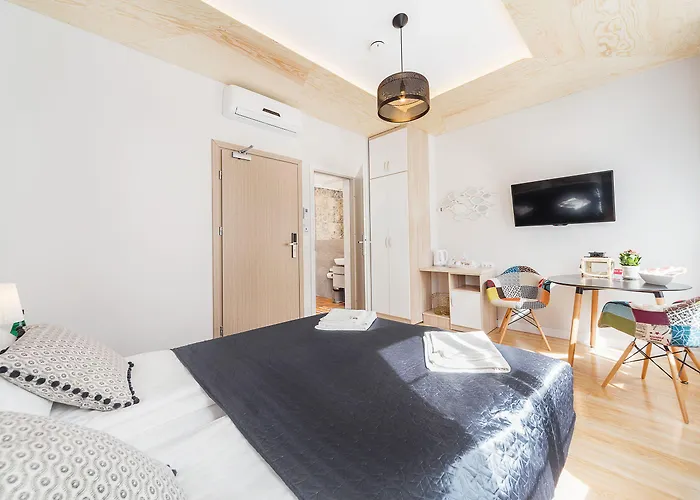 מלון דירות Six Suites, Old Town 4*